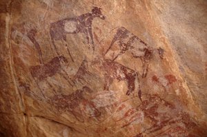 Skalní umění, Prehistorie: Malba skupiny dobytka a postav ve zdobeném přístřešku v masivu Uweinat v Súdánu (Karkur-Talh nebo Karkur Talh). Období od 8000 do 3000 let před naším letopočtem. Fotografování od Unbekannt