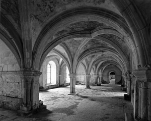 Románská architektura: pohled na kapitulní síň cisterciáckého opatství Fontenay založeného roku 1118 (Cote d