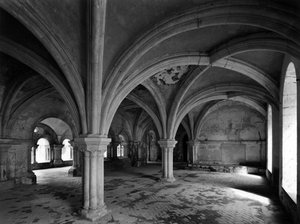 Románská architektura: pohled na kapitulní síň cisterského opatství Fontenay založeného v roce 1118 (Cote d