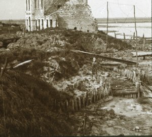 Zničená budova a příkopy podél pobřeží, c1914-c1918 od Unbekannt