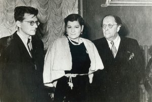Ruský skladatel Dmitrij Šostakovič, zpěvačka Maria Maksakova a spisovatel Aleksey Tolstoj, 1943 od Unbekannt