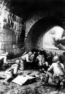 Ruští vojáci v akci poblíž Rigy, Lotyšsko, 1944 od Unbekannt