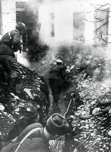 Ruské jednotky osvobozující vesnici poblíž Ordhonikidze, Kavkaz, 1942 od Unbekannt