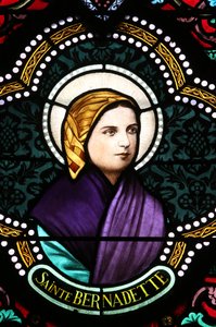 Kostel Nejsvětějšího srdce. Vitráž. Ste Bernadette Soubirous je známá pro mariánská zjevení, 20160604, Moulins, Francie od Unbekannt