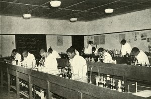 Scény v Native College - Studenti bakteriologie na Fort Hare Native College v Alice v C od Unbekannt