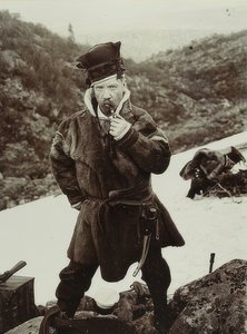 Švédsko. Dýmka kouřící semeno s typickou pokrývkou hlavy. Kolem roku 1900 od Unbekannt