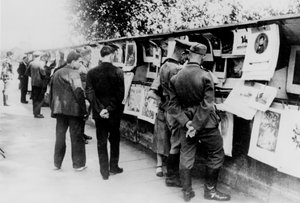 Stánky s použitými knihami a tiskem na břehu Seiny, Paříž okupovaná Němci, 1940 od Unbekannt