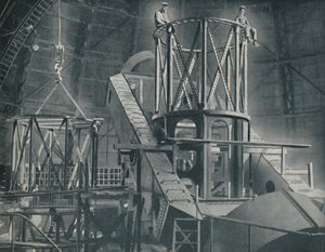 Sekce po sekci připevňuje obrovskou ocelovou kostru válce Hookers, c1935 od Unbekannt