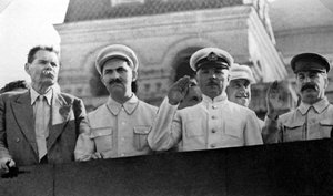 Vyšší sovětští představitelé na tribuně Leninova mauzolea, Rudé náměstí, Moskva, SSSR, 1931 od Unbekannt