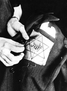 Šití žluté hvězdy identifikující Žida na bundu, Němci okupovaná Paříž, 1942 od Unbekannt