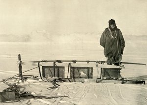 Shackleton stojící u Broken Southern Sledge, c1908, 1909. od Unbekannt