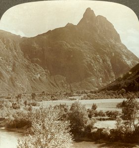 Ostré vrcholy Romdalshornu korunující horskou stěnu nad řekou Rauma, Norsko, c1905. od Unbekannt