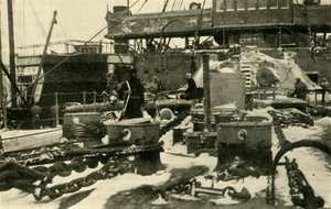 Loď dodávající uhlí v mrazivých podmínkách, první světová válka, 1914, c1920. od Unbekannt