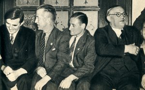Lodní kolegové na břehu. John G. Winant, Ernest Bevin, s obchodními námořníky, 1942 od Unbekannt