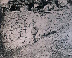 Voják mezi dřevěnými kříži, c1914-c1918 od Unbekannt