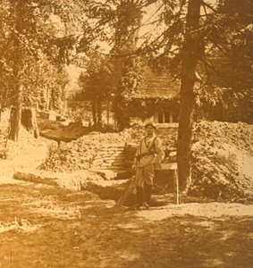 Voják mimo zákop, Bois des Loges, severní Francie, c1914-c1918 od Unbekannt