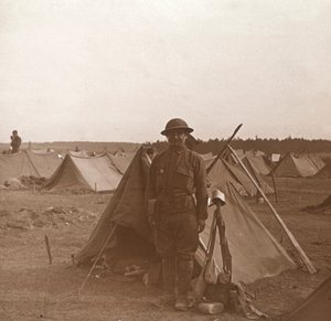 Voják stojící u stanu, americký tábor, Melette, Francie, c1914-c1918. od Unbekannt