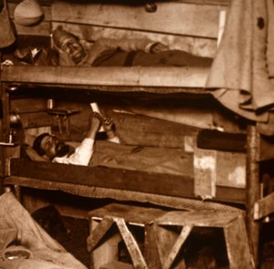 Vojáci v dřevěných palandách, c1914-c1918 od Unbekannt