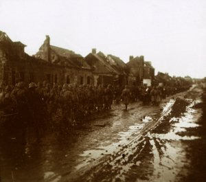 Vojáci pochodující kolem vybombardovaných domů, Champagne, severní Francie, c1914-c1918 od Unbekannt