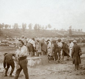 Vojáci stojící ve frontě v bahně na vodu, Genicourt, severní Francie, c1914-c1918 od Unbekannt
