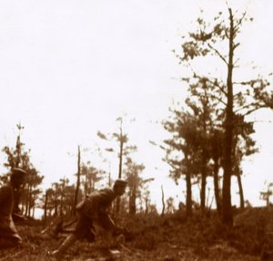 Vojáci běžící na bitevním poli, c1914-c1918 od Unbekannt