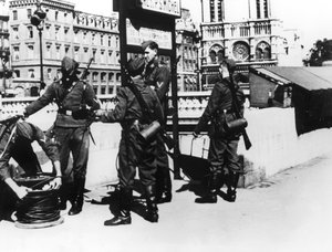 Vojáci s telefonním kabelem na Pont St Michel, Paříž, červen 1940 od Unbekannt