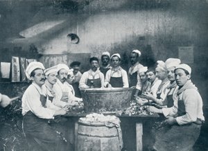 Někteří z kuchařů připravujících polévku v Messagerie Van Gand, c1914 od Unbekannt
