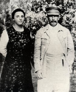 Sovětský vůdce Josef Stalin se svou druhou manželkou Naděždou Allilujevovou koncem 20. let 20. století od Unbekannt
