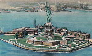 Socha svobody na ostrově Bedloes v newyorském přístavu. New York City, 40. léta 20. století od Unbekannt