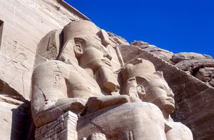Sochy Ramesese II., před hlavním chrámem, Abu Simbel, Egypt, počátek 13. století před naším letopočtem od Unbekannt