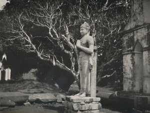 Kamenná postava poblíž Ruwanweli Dagoba, Anuradhapura, 1926 od Unbekannt
