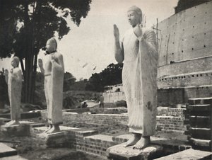 Kamenné sochy před Ruwanwali Dagoba v rekonstrukci, Anuradhapura, 1926 od Unbekannt