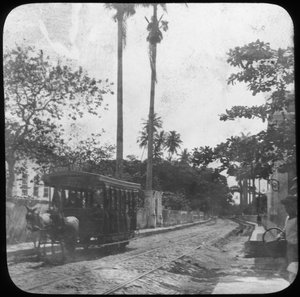 Pouliční scéna s tramvají taženou koňmi, Pernambuco, Brazílie, konec 19. nebo začátek 20. století od Unbekannt