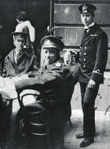 Podporučík princ Albert podávající čaj zraněným vojákům v Buckinghamském paláci, 1916 od Unbekannt