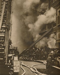 Potlačení požáru v úzké městské ulici, c1935. od Unbekannt