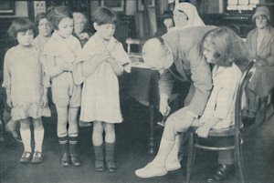 Testování reflexu čéšky pro indikaci nervového onemocnění, c1935 od Unbekannt