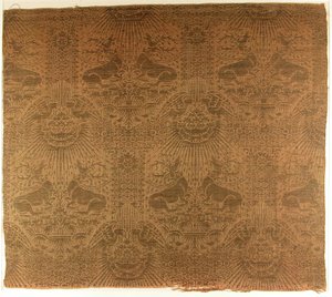 Textilní fragment s ležícími jeleny, orly, mraky a slunečními paprsky, italština, 90. léta 14. století. od Unbekannt