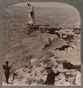 Arno. Dragoman stojící na skále, c1900 od Unbekannt