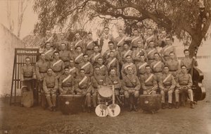 The Battalion Band of the First Battalion, The Queens Own Royal West Kent Regiment. Poona, Indie, 1 od Unbekannt