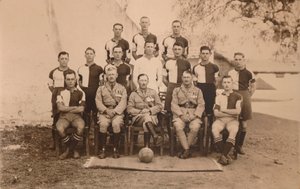 Battalion Football Team of the First Battalion, The Queens Own Royal West Kent Regiment. Poona, od Unbekannt