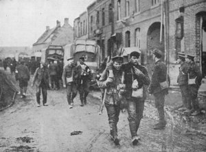 Britští ranění se po útoku vracejí do obvazové stanice, 1915 od Unbekannt