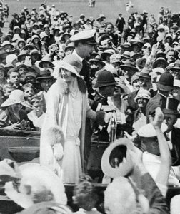 Vévoda a vévodkyně obklíčeni davy v Aucklandu, 1927, 1937 od Unbekannt