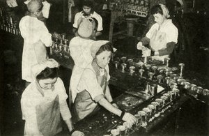 Velký lososový průmysl - indické dívky pracující v konzervárenském oddělení, c1948. od Unbekannt
