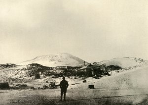 Chata s horou Erebus v pozadí, na podzim, 1908, 1909. od Unbekannt
