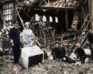 Král a královna zkoumají škody způsobené bombou, Buckinghamský palác, Londýn, druhá světová válka, 1940 od Unbekannt