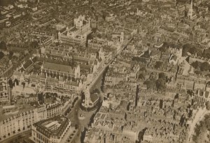 Doupě zákona, jak ho vidělo jen málo Londýňanů: Chrám a soudy, c1935. od Unbekannt