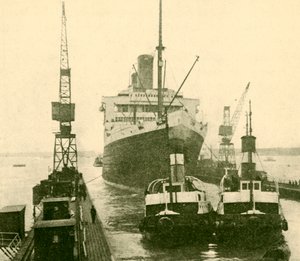 Majestátní vstup do suchého doku tažený remorkéry, c1930. od Unbekannt