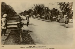 The Mall, Rawalpindi - K Lockhartsově památníku v dálce, c1918-c1939. od Unbekannt