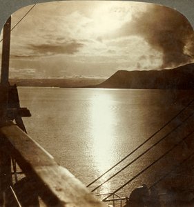 Půlnoční slunce v červenci nad útesy Spitzbergen a Severního ledového oceánu, c1905. od Unbekannt