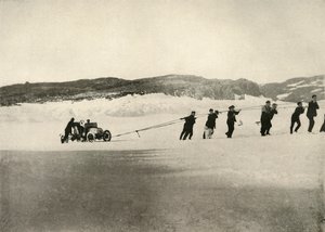Motorové auto v měkkém sněhu, po návratu lodi, c1908, 1909. od Unbekannt